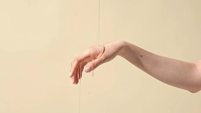 アジア人女性の手と滴る美容系のテクスチャ