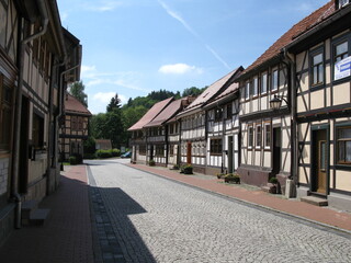 Gasse mit Fachwerkhäusern in der Fachwerkstadt Stolberg im Harz