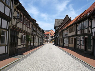 Gasse mit Fachwerkhäusern in der Fachwerkstadt Stolberg im Harz