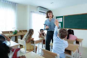 Teacher and students, Learn and experiment with science in a school science classroom.