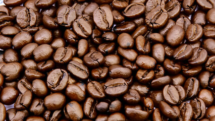 Naklejka premium Roasted coffee beans background. Top view. Coffee background for coffee business cafe coffee shop
