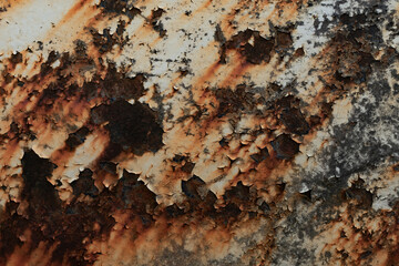錆びて塗装が剥がれた金属の表面