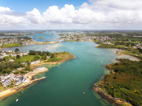 Vue a&eacute;rienne de la rivi&egrave;re d'etel en Bretagne dans le Morbihan et le pont Lorois en second plan
