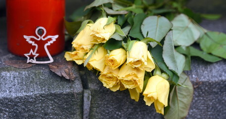 Blumen vor der Großen Synagoge in Berlin als Zeichen der Trauer für die Opfer und Entführten des...