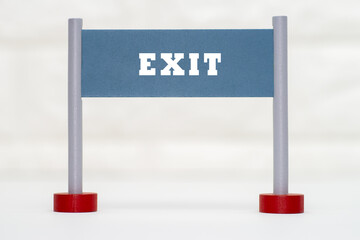 EXIT(出口)のゲートの置物