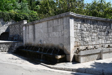 Fontana  (Capodacqua) di sorgente d'acqua naturale . Per bere da un. lato e per lavare panni dall'altro.
Storica costruzione.
All'esterno del paese di San Lupo ( Benevento)