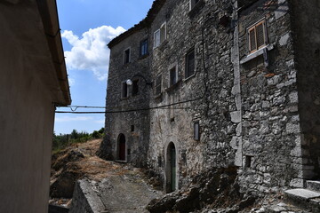 Case in pietra  antiche ( medievale )nell'alto del paese di Morcone . Benevento 