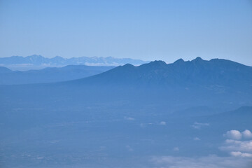 富士山頂からの眺め、手前に八ヶ岳、奥に白馬連峰