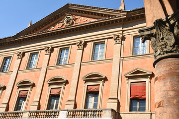 Bologna is full of picturesque, brightly colored buildings, especially red ones. In fact, Bologna is the red city in whose streets full of arcades one walks pleasantly.
