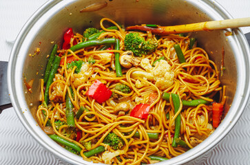 nudeln pasta teigwaren mit gemüse und sauce