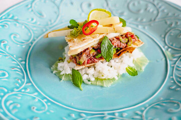 thunfischtatar thunfisch tatar mit reis und beilagen