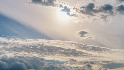 Naklejka premium 青空 白い雲 晴天 自然 爽やか 自由 希望 穏やか 広がり 無限 背景 