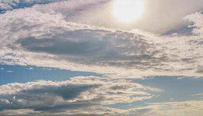 Obraz premium 青空 白い雲 晴天 自然 爽やか 自由 希望 穏やか 広がり 無限 背景 