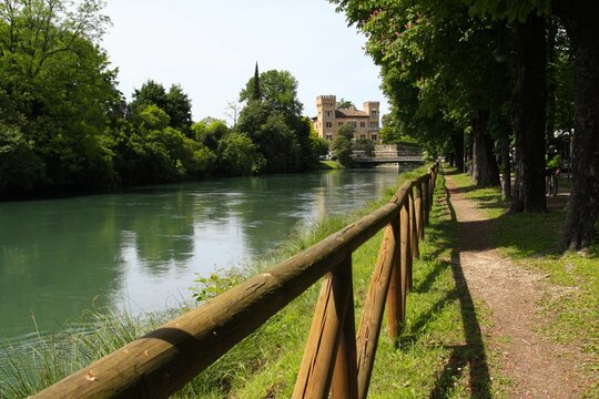 Il fiume Sile esce dal centro storico di Treviso per continuare il suo percorso verso il paese di Casier. 