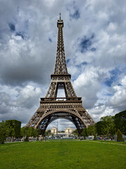 Fototapeta premium The Eiffel Tower in Paris, France
