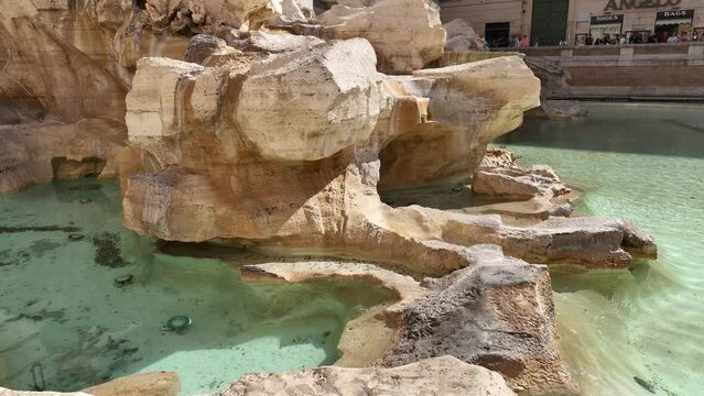 La fontana di Trevi senza acqua a causa della siccit&agrave; e del cambiamento climatico.
Roma, Italia, turisti sbalorditi per colpa della Fontana di Trevi priva dell'acqua in una giornata estiva.