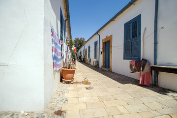 Obraz premium Narrow streets of historical Samanbahce houses in Lefkosa Cyprus in sunny day.