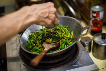Cooking stir-fried morning glory to eat by yourself