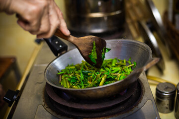 Cooking stir-fried morning glory to eat by yourself