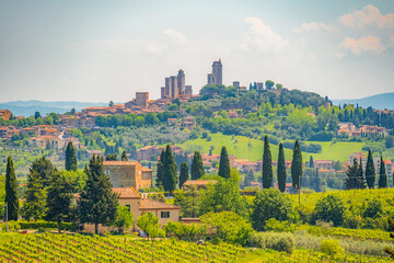 Obraz premium Medieval San Gimignano hill town with skyline of medieval towers, including the stone Torre Grossa. Province of Siena, Tuscany, Italy.