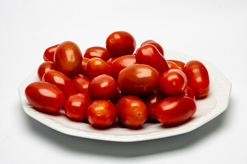 Dojrzałe czerwone pomidory na białym tle.