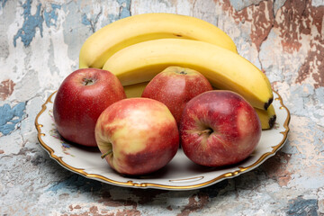 Owoce jabłka i banany na talerzu. © MR. Stanek