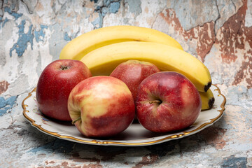 Owoce jabłka i banany na paterze.  © MR. Stanek