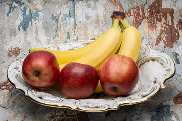Owoce jabłka i banany na talerzu. © MR. Stanek