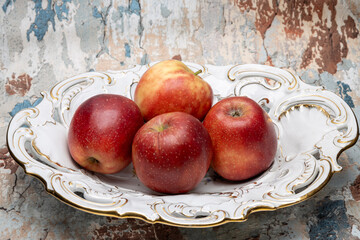 czerwone dojrzałe jabłka na talerzu paterze. © MR. Stanek