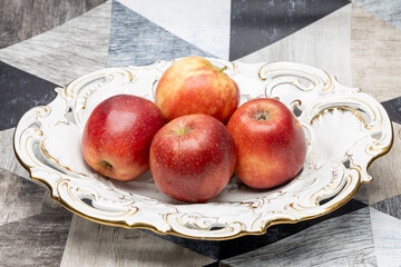 czerwone dojrzałe jabłka na talerzu paterze. © MR. Stanek