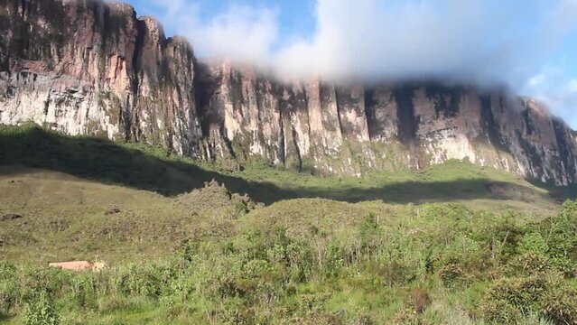 Encosta do Monte Roraima, tepui localizado na tr&iacute;plice fronteira entre Brasil, Venezuela e Guiana.