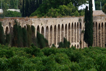 Obraz premium An ancient aqueduct for supplying water to populated areas.