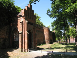 Backsteingotik und Burgmauer auf dem Burgberg in Tangermünde