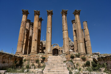 Der Artemis Tempel in der von den Römern im Altertum erbaute Stadt in Gerasa bei strahlend blauem Himmel.