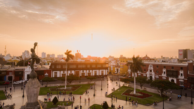 El sol rompe el cielo en el centro de Trujillo, Per&uacute;.