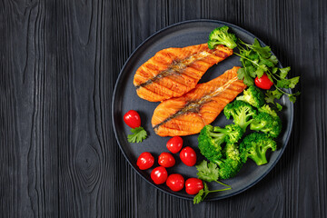 grilled salmon steaks with broccoli and tomatoes