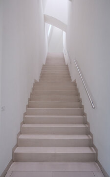 Wei&szlig;e Treppe im Museum MMK