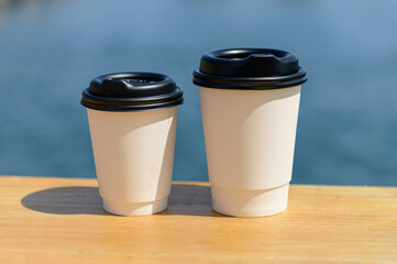 紙のコーヒーカップ、テイクアウト用、ペーパーカップ、海背景