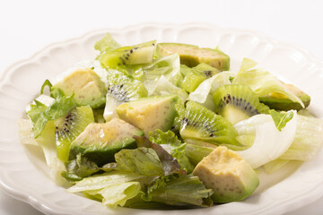 アボカドとキウイのグリーンサラダ