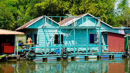 floating houes on the tonle sap in cambodia