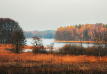 Jesień nad jeziorem © Robert