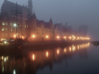 Obraz premium The old town of Gdańsk in the fog at night