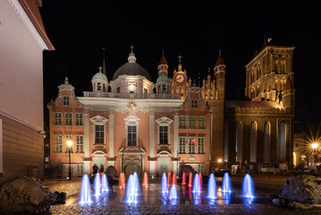 Fototapeta premium Fountain with illumination against the background of St. Mary's Basilica in Gdańsk