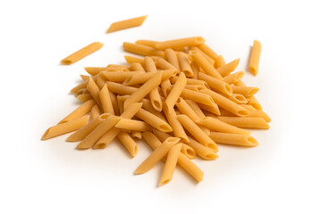 Penne lisce su fondo bianco, tipico formato di pasta italiana, dieta mediterranea 