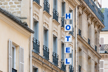 Enseigne avec le mot 'HOTEL' écrit en lettres capitales jaunes lumineuses sur le toit d'un...