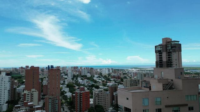 Toma a&eacute;rea de un paisaje urbano con edificios y un cielo azul