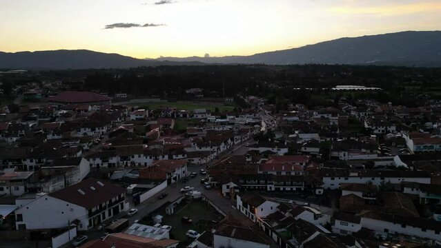Toma a&eacute;rea de un paisaje urbano en c&aacute;mara r&aacute;pida del atardecer de un municipio