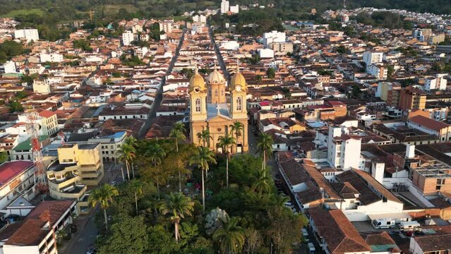 Toma a&eacute;rea de un paisaje urbano en c&aacute;mara r&aacute;pida de la iglesia de un municipio