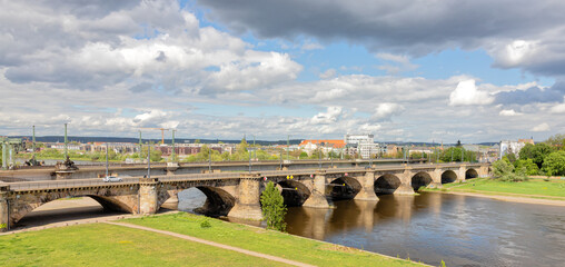 Marienbrücke über die Elbe in Dresden