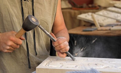 cantero escultor de piedra trabajando trabajo de canteria 4M0A8958-as24